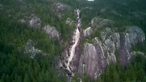 Aerial-flyback-of-Shannon-Falls-waterfall,-Provincial-Park,-Squamish,-BC,-Canada