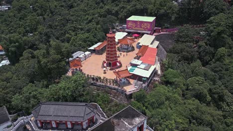Antena-Sobre-El-Sitio-Del-Templo-Budista-Llamado-Monasterio-De-Los-Diez-Mil-Budas-En-Hong-Kong,-China