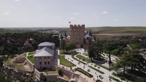 Aerial:-Alcázar-de-Segovia,-with-Plaza-de-la-Reina-Victoria-Eugenia-and-Juan-II-tower