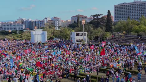 Menschenmenge-Junger-Menschen-Während-Des-Weltjugendtags-In-Lissabon-Im-Jahr-2023