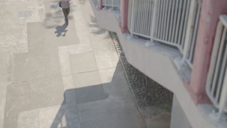 Ein-Bewegungsloser-Rahmen-Fängt-Den-Blick-Von-Fußgängern-Unter-Einer-Fußgängerbrücke-In-Hongkong-Ein-Und-Präsentiert-Eine-Ruhige-Und-Dünn-Besiedelte-Städtische-Umgebung
