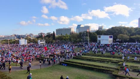 Zeitlupenaufnahme-Einer-Menschenmenge-Junger-Menschen-Im-Parque-Eduardo-7-Während-Des-Weltjugendtags-In-Lissabon