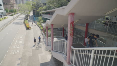 Ein-Standbild-Zeigt-Das-Ruhige-Stadtbild-Von-Hongkong-Mit-Einer-Spärlichen-Präsenz-Von-Menschen,-Die-Friedlich-Die-Treppen-Hinauf--Und-Hinuntersteigen
