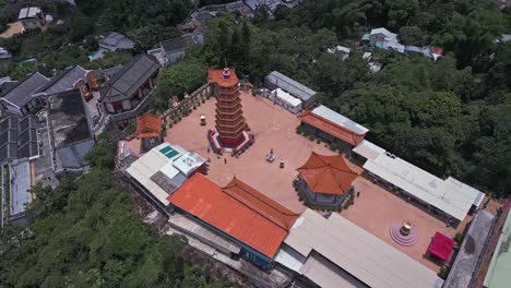 Luftaufnahme-über-Der-Buddhistischen-Tempelanlage-Namens-Zehntausend-Buddha-Kloster-In-Hongkong,-China
