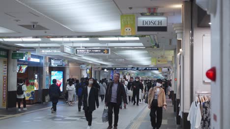 Personas-Que-Pasan-Por-El-Pasillo-Subterráneo-En-Sapporo,-Japón