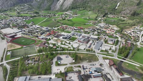 Stadtzentrum-Von-Gaupne-Mit-Geschäften-Und-Fußballplatz-–-Sogn-Norwegen-Luftaufnahme