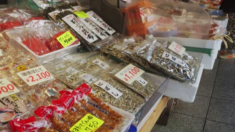 Japanese-Dried-Fish-Display-On-The-Stall-In-The-Market-With-Price-Tag-In-Sapporo,-Japan