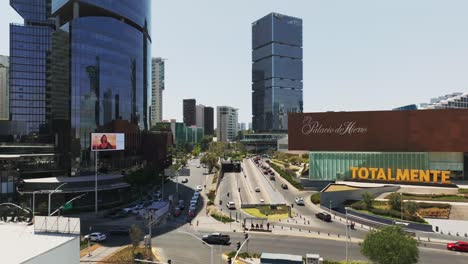 Low-Level-Drohne-Zieht-Weg,-überfüllte-Innenstadt-Mit-Menschen-Und-Autos,-Mexiko