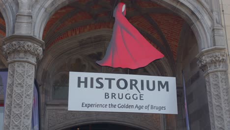 Cartel-De-Historium-En-La-Entrada---Atracción-Histórico-cultural-En-Brujas,-Bélgica