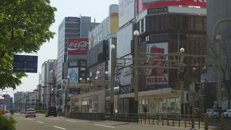 Edificios-Comerciales-Con-Anuncios-Y-Vallas-Publicitarias-En-La-Ciudad-De-Sapporo,-Japón