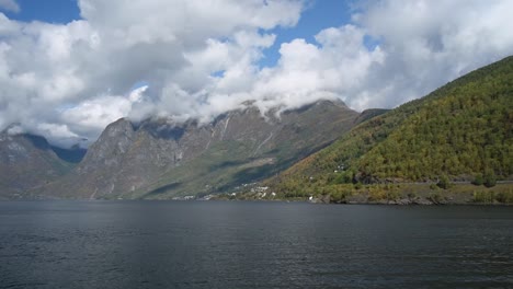 Vista-De-Cerca-De-Las-Profundas-Aguas-Azules-De-Sognefjord-En-Noruega
