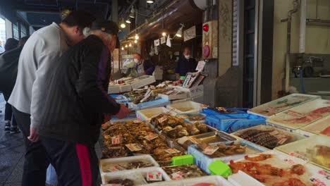 Menschen-Kaufen-Frische-Meeresfrüchte-Auf-Dem-Fischmarkt-In-Sapporo,-Japan