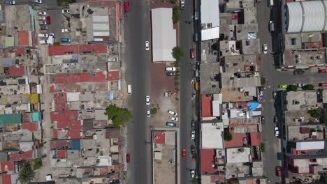 Luftaufnahmen-Von-Fahrzeugen,-Die-Auf-Straßen-Und-Kreuzungen-Fahren