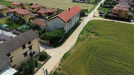 Luftaufnahme-Des-Ländlichen,-Abgelegenen-Landwirtschaftlichen-Dorfes-Cassolnovo-In-Norditalien