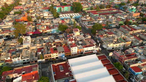 Vogelperspektive-Aus-Der-Vogelperspektive-Salvador-Diaz-Nachbarschaft-Hausgebäude-Mit-Straßenverkehr