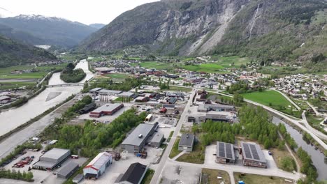 Gaupne-En-Sogn-Y-Fjordane-Noruega---Vista-Aérea-De-Gran-ángulo-En-Ascenso-En-Verano