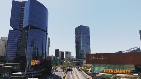 Drohnenansicht-Auf-Straßenebene,-Geschäftige-Menschen-Und-Verkehr-In-Der-Innenstadt,-Guadalajara,-Mexiko