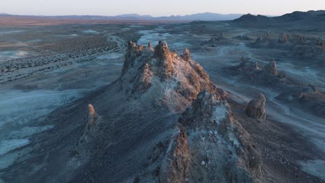 Luftdrohnenaufnahme-Der-Kalifornischen-Wüste-Trona-Pinnacles-Bei-Sonnenuntergang