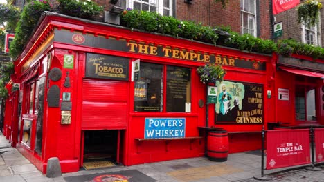 Iconic-The-Temple-Bar-receiving-supplies-from-lorry-in-non-operational-hours-in-Dublin,-Ireland