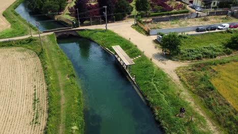 Luftaufnahme-Eines-Landwirtschaftlichen-Feldes-Mit-Flusswasserkanal-Zur-Bewässerung