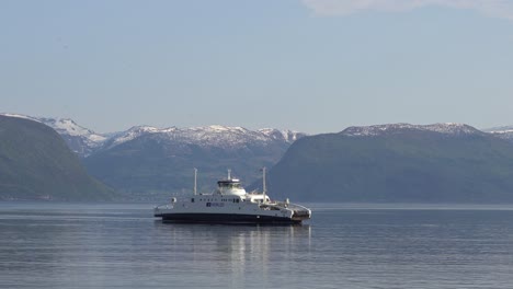 Ferry-Norled-Cruzando-La-Conexión-Triangular-De-Vangsnes-A-Hella-Y-Dragsvik-En-Balestrand