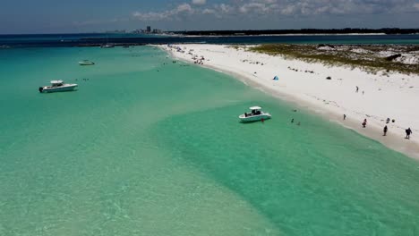 Blauer-Himmel,-Weißer-Sand-Und-Grünes-Wasser-An-Der-Smaragdgrünen-Küste-Floridas