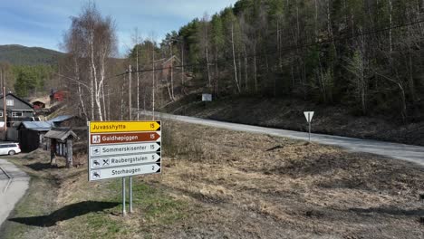 Intersección-Con-Señales-De-Tráfico-Hacia-Juvasshytta-Y-El-Pico-De-Montaña-Más-Alto-De-Noruega,-Galdhopiggen.