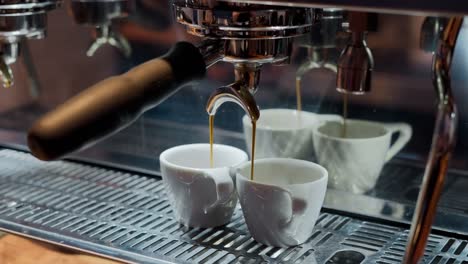 Zubereitung-Eines-Doppelten-Espressokaffees-Mit-Einer-Professionellen-Kaffeemaschine