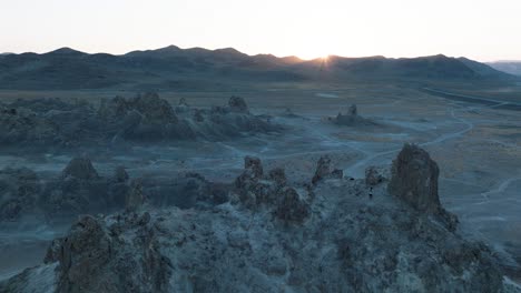 Luftdrohnenaufnahme-Der-Kalifornischen-Wüste-Trona-Pinnacles-Bei-Sonnenuntergang