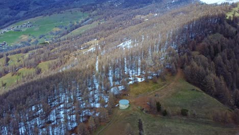 Drohnenaufnahme-Der-Atemberaubenden-Landschaft-Von-Busca-In-Italien_Luftaufnahme