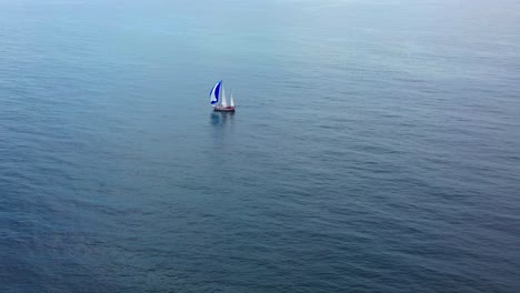 Luftaufnahme-Eines-Segelschiffs-Im-Weiten-Blauen-Ozean,-4k