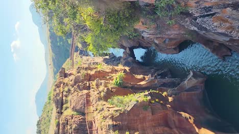 Vertikaler-Schwenk-Von-Felsigen-Klippen-über-Burke&#39;s-Potholes,-Blyde-Canyon,-Südafrika