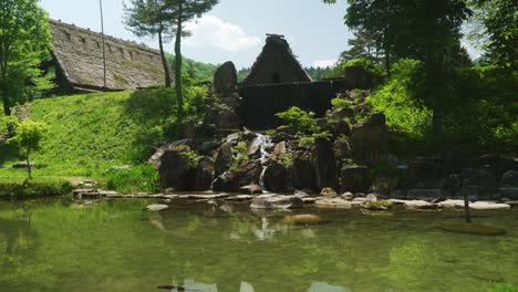 Wunderschöne-Felsformation-Mit-Wasser,-Das-In-Den-Teich-Bei-Shirakawago-Fließt