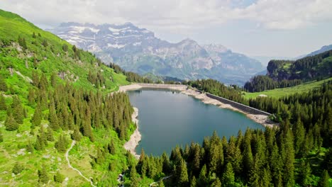Icónico-Lago-De-Cresta-Con-Agua-Azul-En-Los-Alpes,-Vista-Aérea-De-Drones
