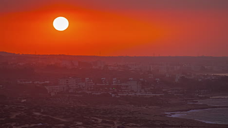 Roter-Sonnenaufgang-über-Einer-Stadt