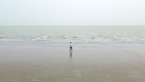 Hombre-Solitario-Infeliz-Contemplando-Frente-A-Una-Playa-Serena-En-Bangladesh