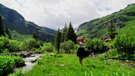 Mujer-Enfocada-Practicando-Yoga-En-El-Entorno-Verde-De-Los-Alpes-Suizos.