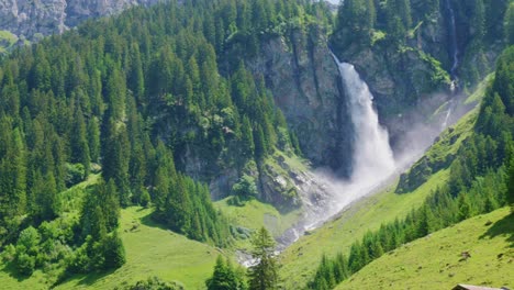 Impresionante-Vista-De-La-Cascada-Staubifall-Y-El-Valle-Verde-En-Uri,-Suiza