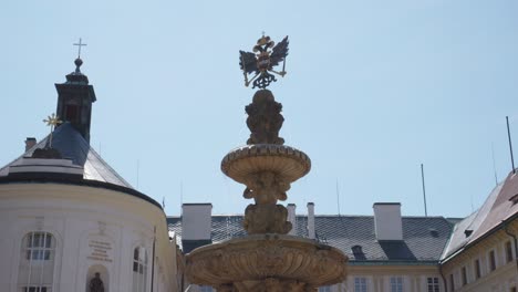 Der-Königliche-Brunnen-Auf-Der-Prager-Burg-An-Einem-Sonnigen-Tag-In-Prag,-Tschechische-Republik