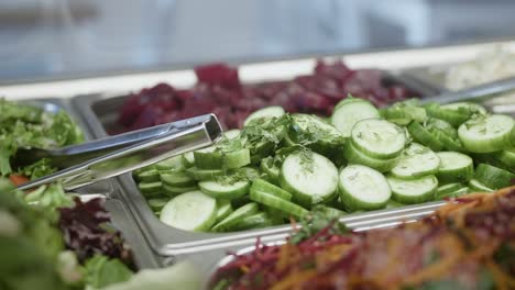 Pfanne-Rechts,-Bunte-Salate-Im-Schaufenster-Einer-Salatbar