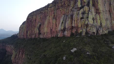 Luftnahaufnahme-Der-Felsgebirgsformation-Der-Großen-Steilstufe-Der-Drakensberge,-Die-Das-Zentrale-Südafrikanische-Plateau-Umschließt