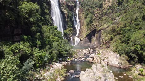 Luftaufnahme-Des-Flusses-Und-Wasserfalls-In-Der-Großen-Steilstufe-Der-Drakensberge,-Die-Das-Zentrale-Südafrikanische-Plateau-Umschließt