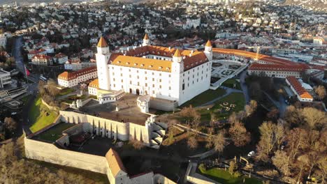 Aufschlussreiche-Drohnenaufnahme-Der-Großen-Burg-Bratislava-In-Bratislava,-Slowakei