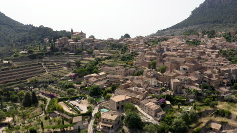 Historical-medieval-Valldemossa-village-on-hillside-in-Mallorca,-Spain