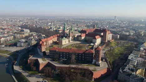 Volando-Alrededor-Del-Castillo-Real-De-Wawel-En-Cracovia,-Polonia