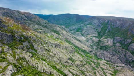 Rio-tera-canyon-and-winding-green-bands-move-across-mountainous-terrain