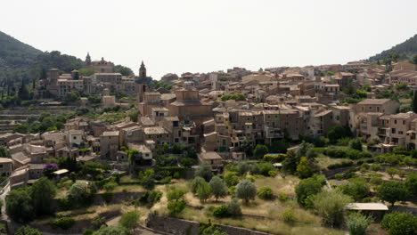 Houses-of-historical-Valldemossa-village-on-hillside,-spanish-Mallorca