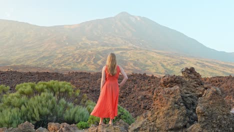 Magníficos-Paisajes-Marcianos-Admiración-En-El-Parque-Nacional-Del-Teide-España