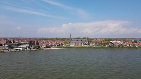 Revealing-drone-shot-of-the-coast-of-Volendam,-The-Netherlands