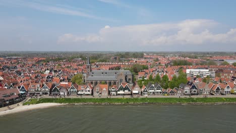 Revealing-drone-shot-of-a-church-in-Volendam,-The-Netherlands